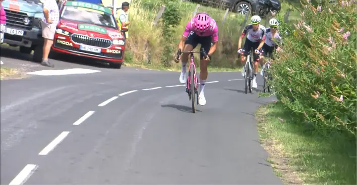 Richard Carapaz lanzó un ataque, pero UAE Team Emirates se ciñó a su plan de carrera y decidió no responder. El ecuatoriano solo fue alcanzado en las rampas finales de la última subida del día.