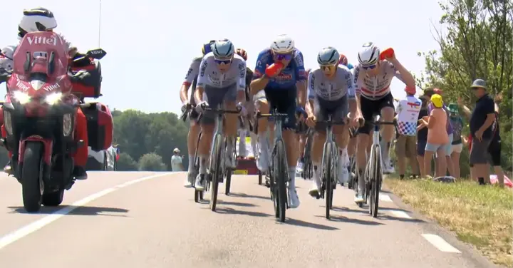 La etapa 13 del Tour de Francia volvió a estar marcada por temperaturas abrasadoras.