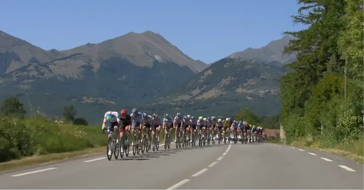 El impresionante paisaje alpino contrasta con el momento en que Pinarello Q36.5, TotalEnergies y Tudor toman la cabeza del pelotón para elevar el ritmo.