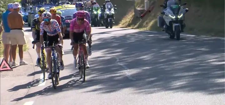Richard Carapaz se prepara para lanzar el primero de sus dos ataques decisivos en la última subida, movimientos que lo llevarían a la victoria en la etapa 18 del Tour de Francia 2026.