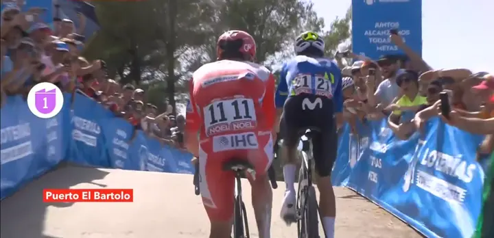 Enric Mas superó a Tadej Pogacar en la cima del Puerto El Bartolo.