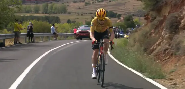 El momento en que Andreas Leknessund ataca desde el grupo de escapados para ganar la Etapa 7 de La Vuelta.