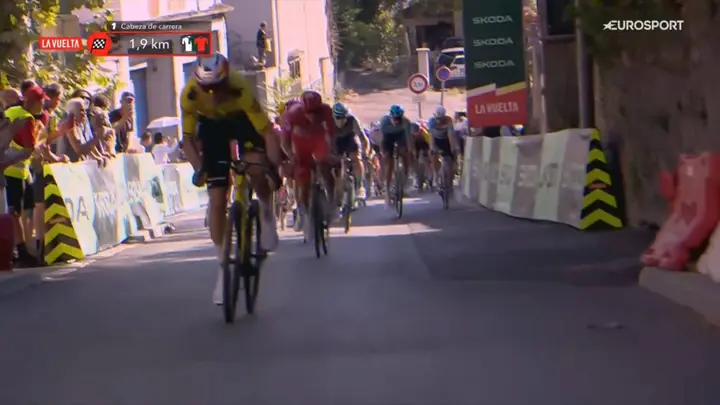 Tadej Pogacar persiguiendo a Wout Van Aert en el final de la etapa 2 de la Vuelta a España 2026