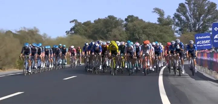 La fuga es neutralizada cuando el pelotón entra en los kilómetros finales de la etapa, ocupando todo el ancho de la calzada.