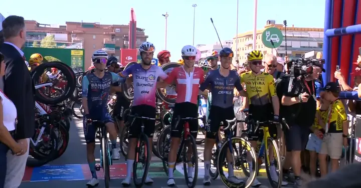 En la salida, la organización y el pelotón rinden homenaje a Steven Kruijswijk, David de la Cruz, Pello Bilbao, Magnus Cort y Jesús Herrada, que disputan la última etapa de una Gran Vuelta antes de retirarse.