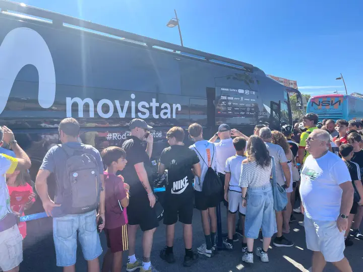movistar team autobus vuelta