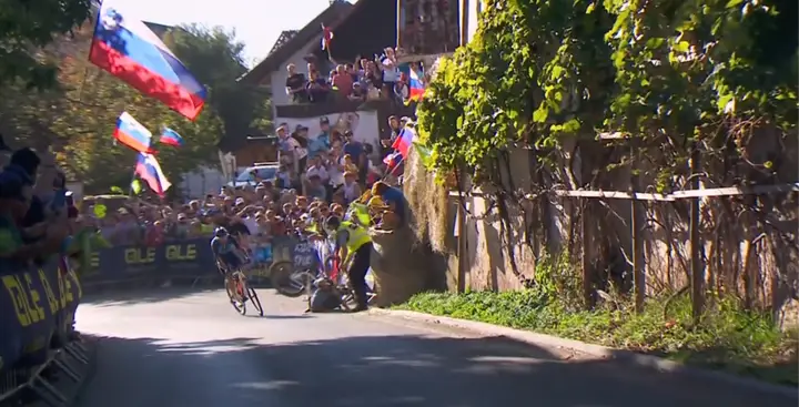 La rueda delantera de Remco Evenepoel patinó y el belga se fue al suelo. Sus opciones de victoria pudieron acabar ahí mismo.