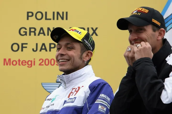 Pol Espargaro davanti a diversi inseguitori