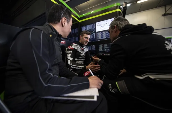 L'attacco di Melandri su Sykes ad Aragon