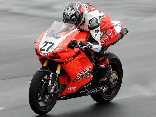 Daniele Veghini nella foto alla 8 ore di Suzuka 2013 sempre con Aprilia