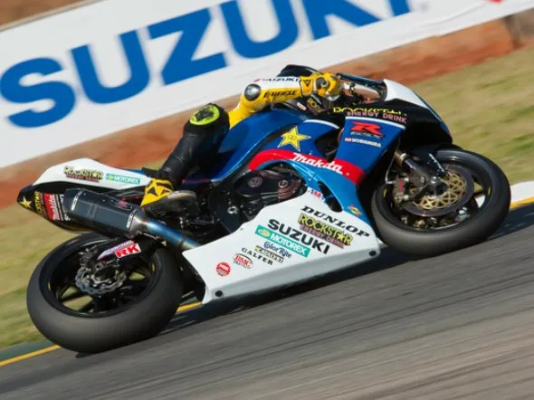 Miguel Oliveira e Miguel Praia in posa con la R1 Parkalgar