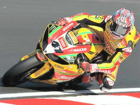 Guintoli (50) davanti al compagno Lowes (22)
