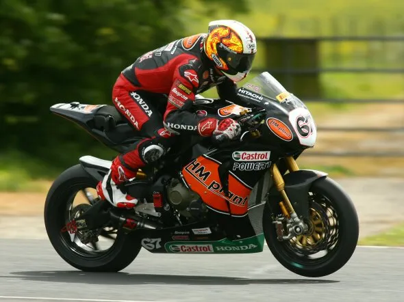 Noriyuki Haga davanti a Max Biaggi