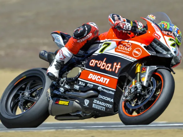 Lorenzo Dalla Porta festeggia con il Team LaGlisse la vittoria di Albacete
