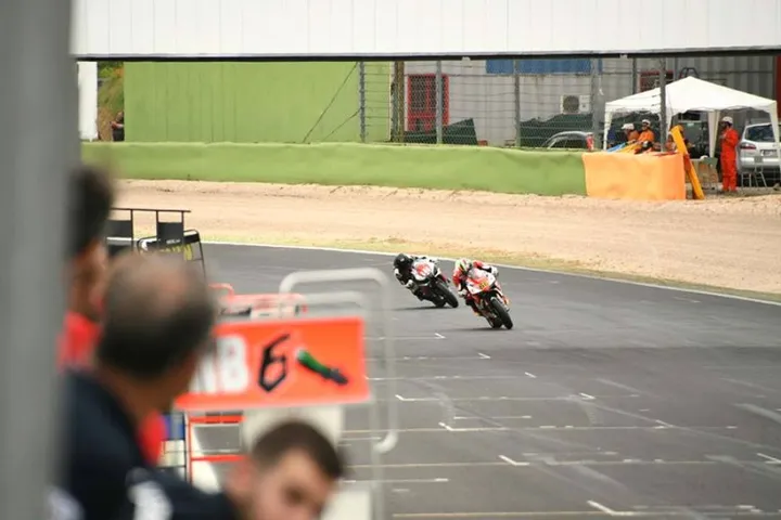 Leon Haslam con una Kawasaki Ninja ZX-10R in pista a Donington Park