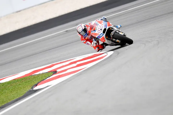 I motard rendono omaggio ad Anthony Delhalle a Le Mans