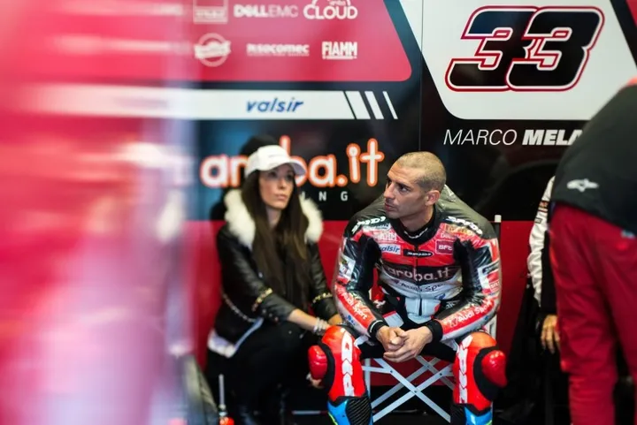 Jonathan Rea si complimenta con Deniz Oncu per la vittoria di Gara 1
