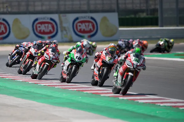 Hector Barbera in azione a Jerez con il prototipo Kawasaki