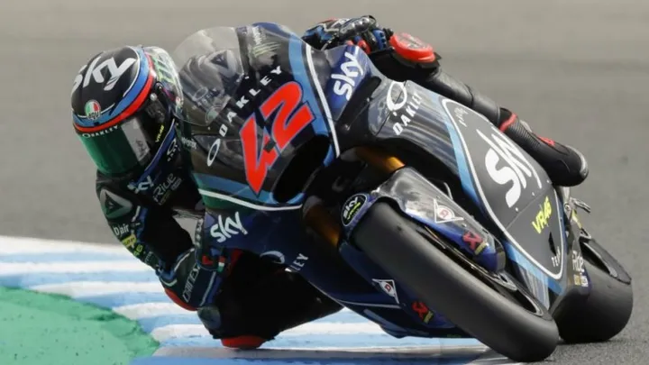 Enric Sauri &egrave; stato ospite al box Movistar Yamaha MotoGP, qui con la M1 di Valentino Rossi