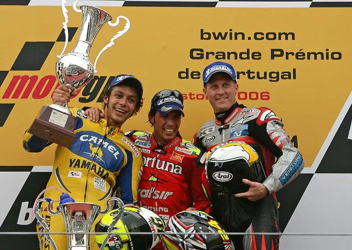 Valentino Rossi e Toni Elias sul podio dell'Estoril 2006