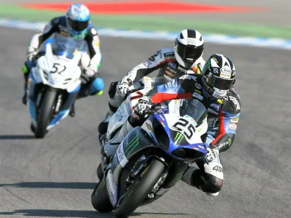 Cardoso in piega con la Desmosedici GP10