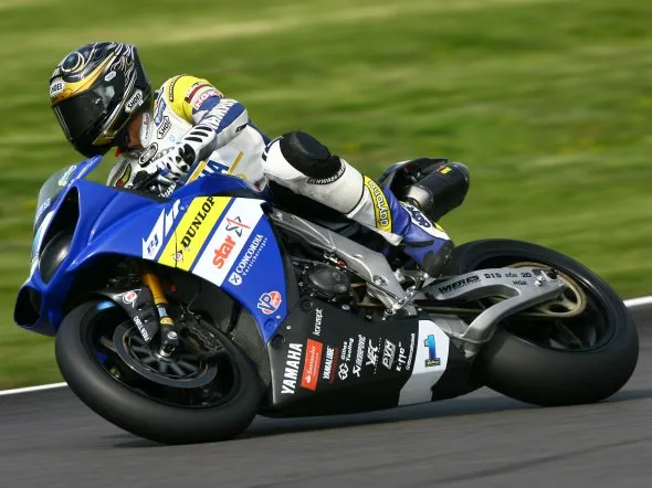 Mark Aitchison posa con la EBR 1190RS zebrata e con il trofeo del vincitore