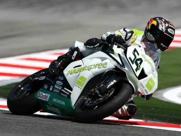 Ducati Panigale 1199R stradale: i due scarichi sono in basso, sotto il motore