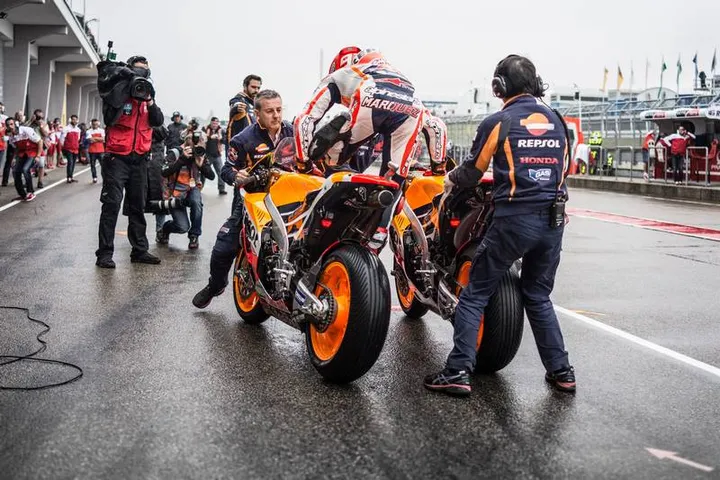 marquez jump from bike to bike pit1