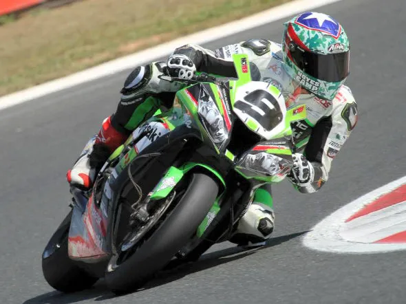 A braccia alzate Gregory Leblanc festeggia la vittoria di Gara 2 a Le Mans