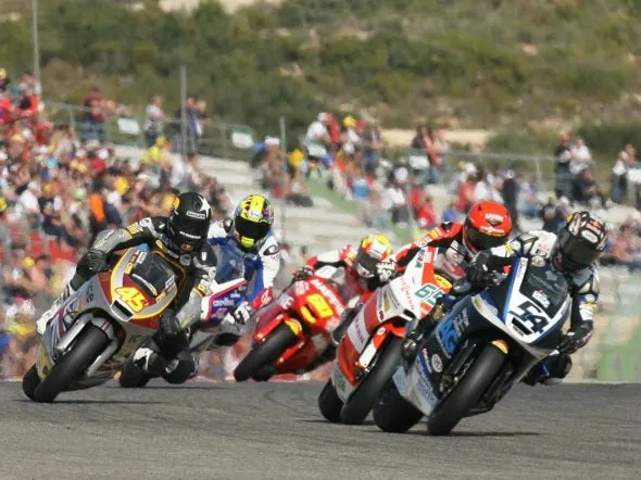 Rovinosa caduta nelle prove libere di Bradley Smith...