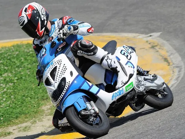 Tommy Hill con la Suzuki Crescent a Guadix