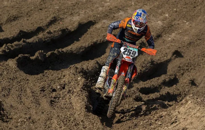 Gesto di intesa tra Jake Dixon e Lee Hardy, titolare del team RAF Regular &amp; Reserves Kawasaki