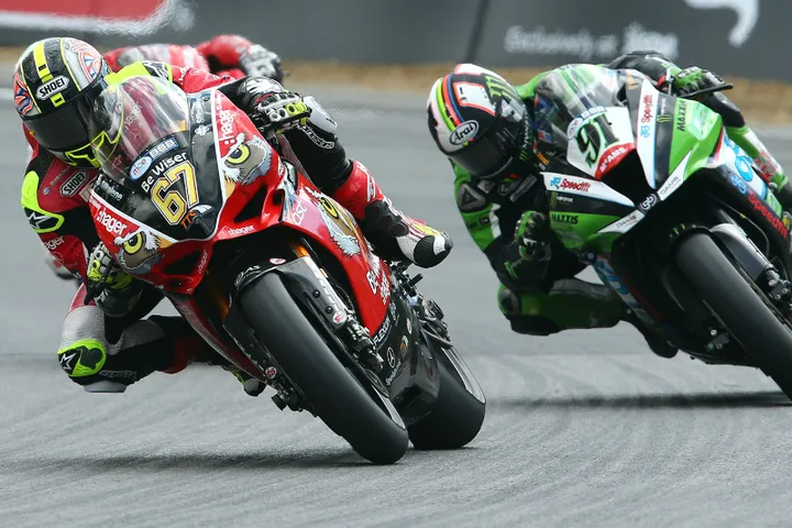 Davide Giugliano nuovo pilota Tyco BMW al via del BSB: la stretta di mano con Philip Neill