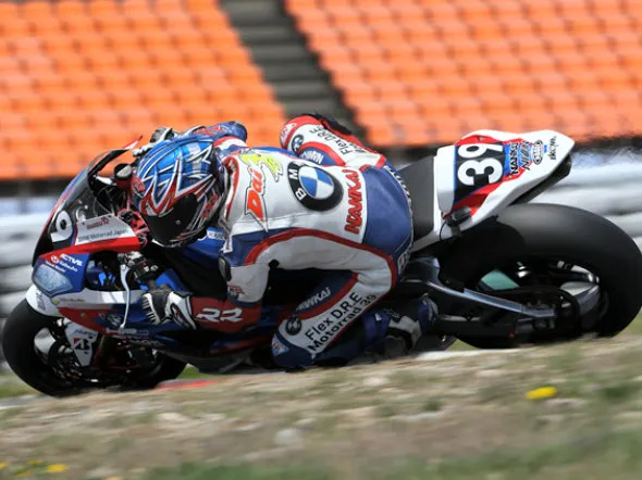 Aleix Espargaro in azione a Valencia