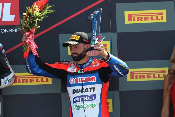 Dan Linfoot di traverso a gomme fumanti a Thruxton