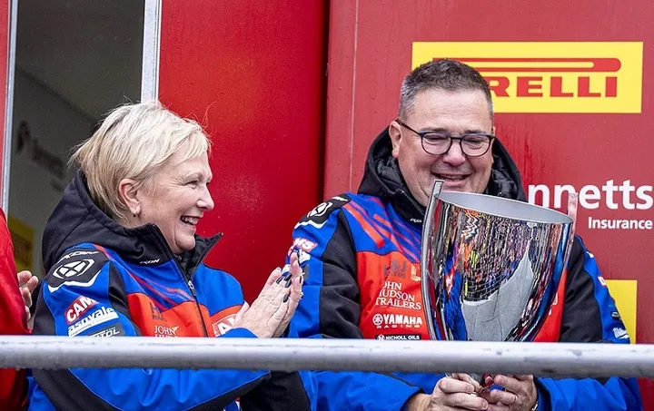Tim Martin visibilmente commosso sul podio di Brands Hatch accompagnato dalla moglie Sonya