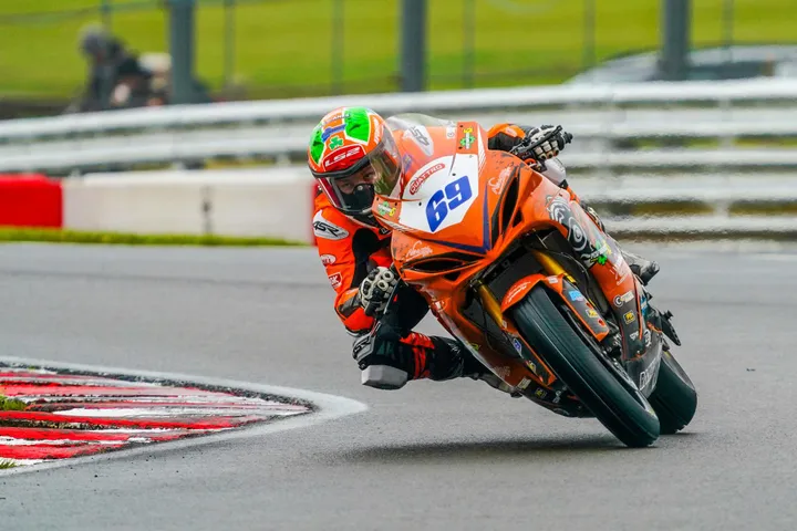 Rhys Irwin in azione con la Suzuki GSX-R 750
