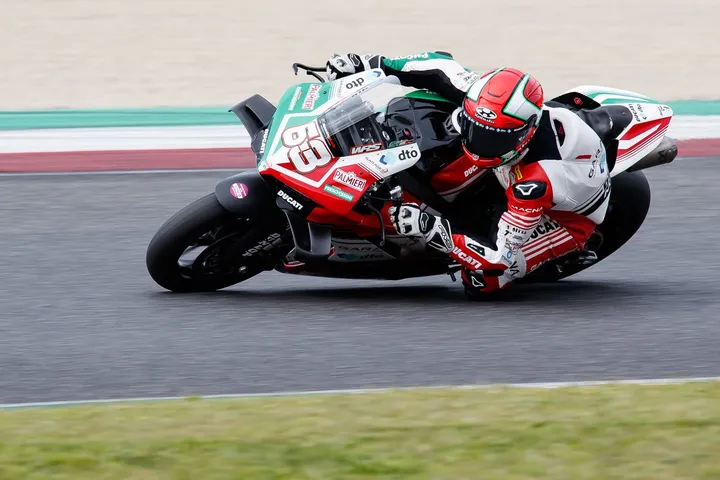 Davide Stirpe in azione con la Ducati Panigale V4 1100 (credit: Salvatore Annarumma)