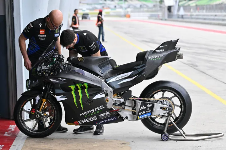 Yamaha M1 in early V4 project testing at Sepang