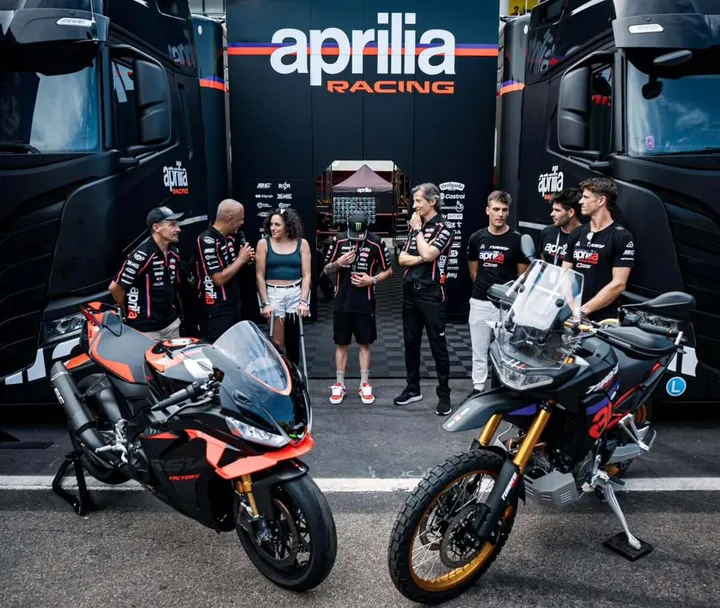 Federica Brignone, in stampelle, ospite di Aprilia nel GP Mugello 2025