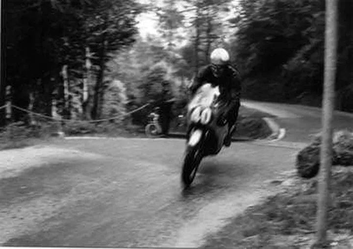 1968 Mike Hailwood con la Honda 250 al Monte Generoso<br>