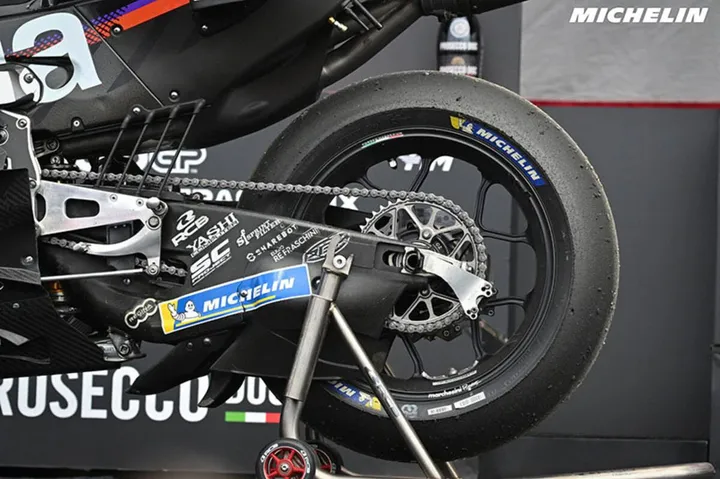 Aprilia’s chain guides and four carbon tubes reintroduced