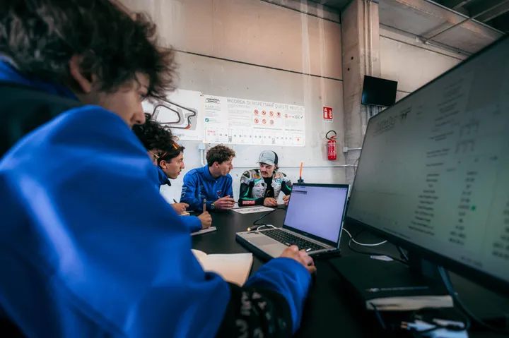 Mirko Gennai e i ragazzi del PoliMi Motorcycle Factory a Cremona