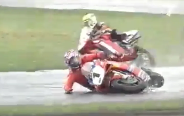 Superbike: una delle due cadute di Troy Bayliss in gara 1 a Silverstone 2002