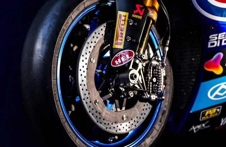 Superbike: carbon-ceramic discs mounted on the Yamaha R1