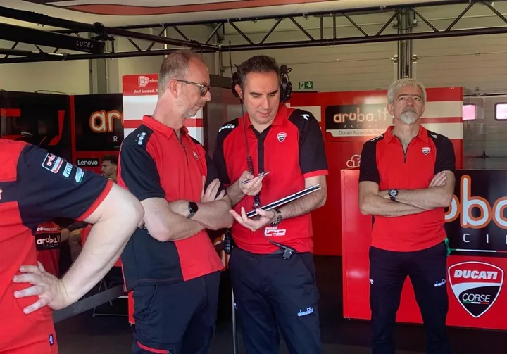 Superbike Misano: lo stato maggiore dei tecnici Ducati nel box di Bulega