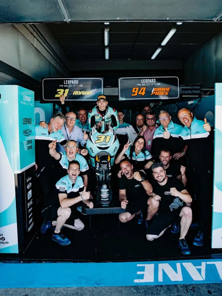 Sorrisi dopo il podio a Jerez, uno dei risultati cancellati. Foto: Social Miodrag Kotur&nbsp;