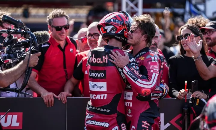 Superbike Donington: Race 2 final embrace between Nicolò Bulega and Iker Lecuona