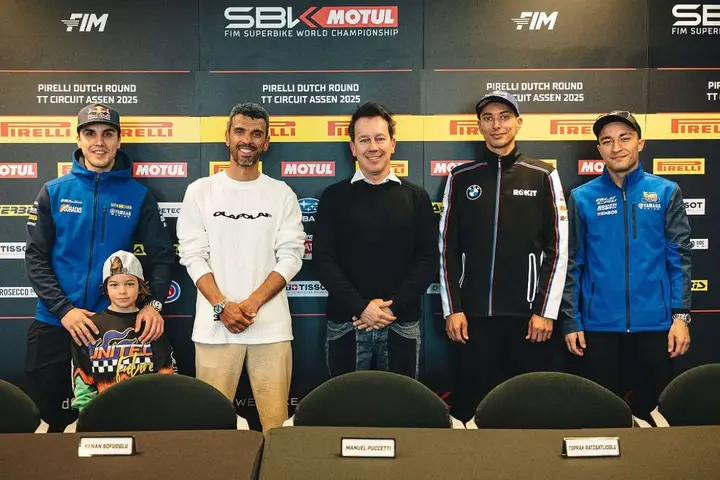 Manuel Puccetti con Toprak Razgatlioglu, Kenan Sofuoglu, Can Oncu e Bahattin Sofuoglu