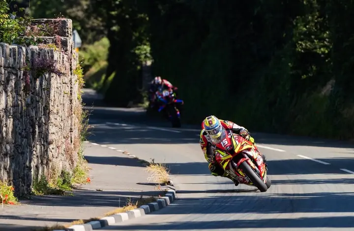 Southern 100 2026: Nathan Harrison precede Peter Hickman